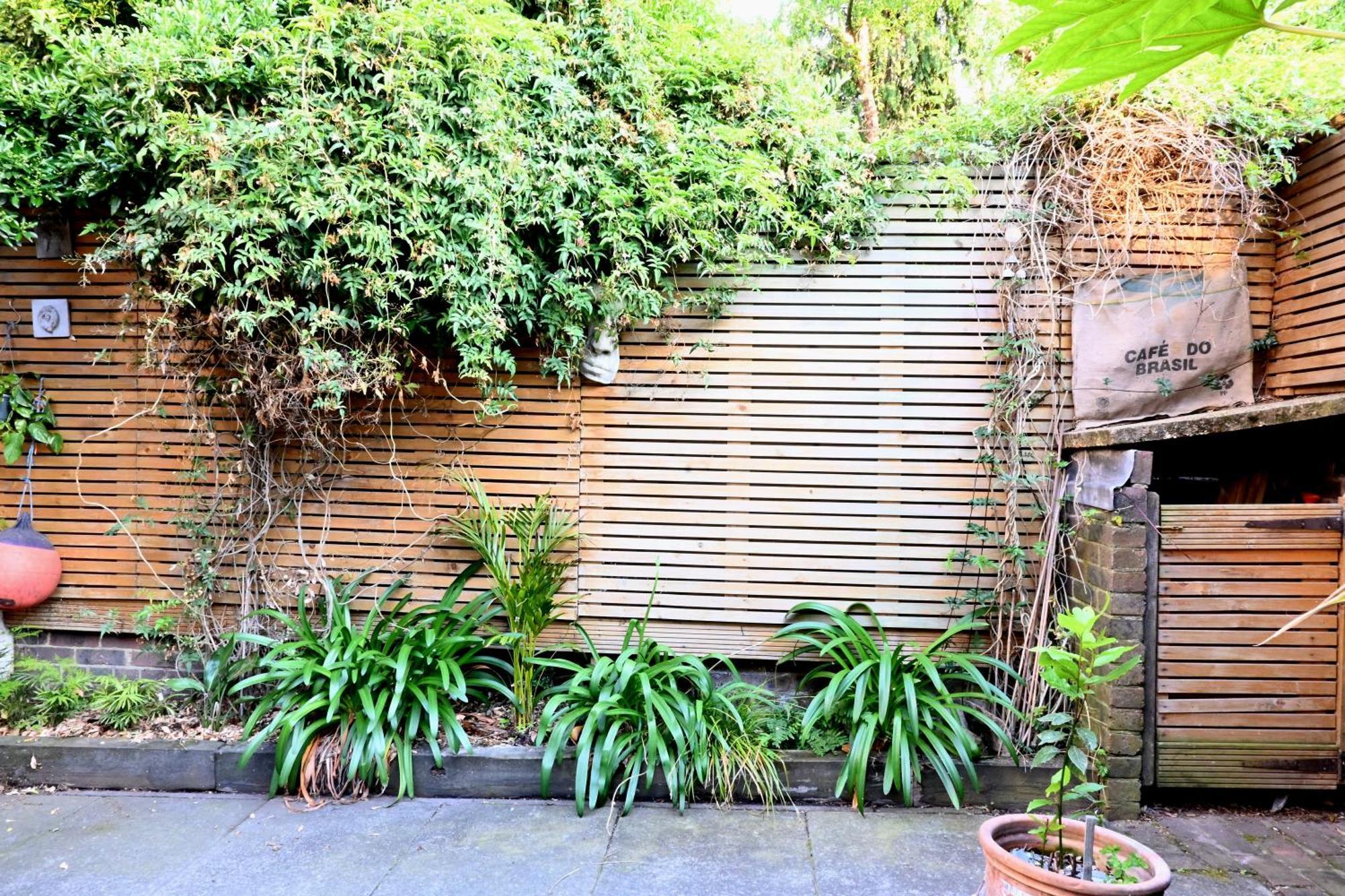 Вилла 3-bed House With Amazing Garden Лондон